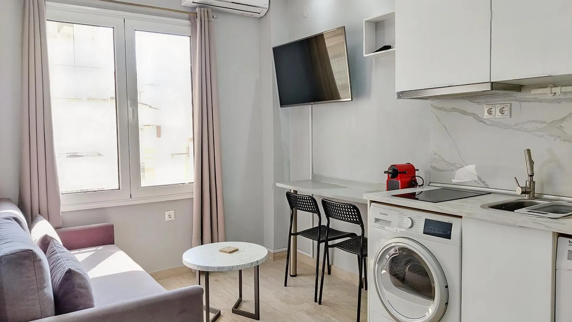 Pretty Petitie Fully Equipped City Center Studio Saloniki Grecja