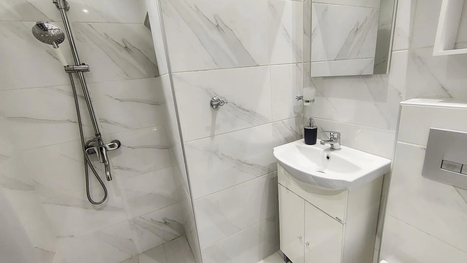 Pretty Petitie Fully Equipped City Center Studio Saloniki